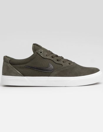 Auf dem Bild ist ein schwarzer Schuh abgebildet, welcher im professionellen Fotostudio der DPOP Agency fotografiert worden ist.